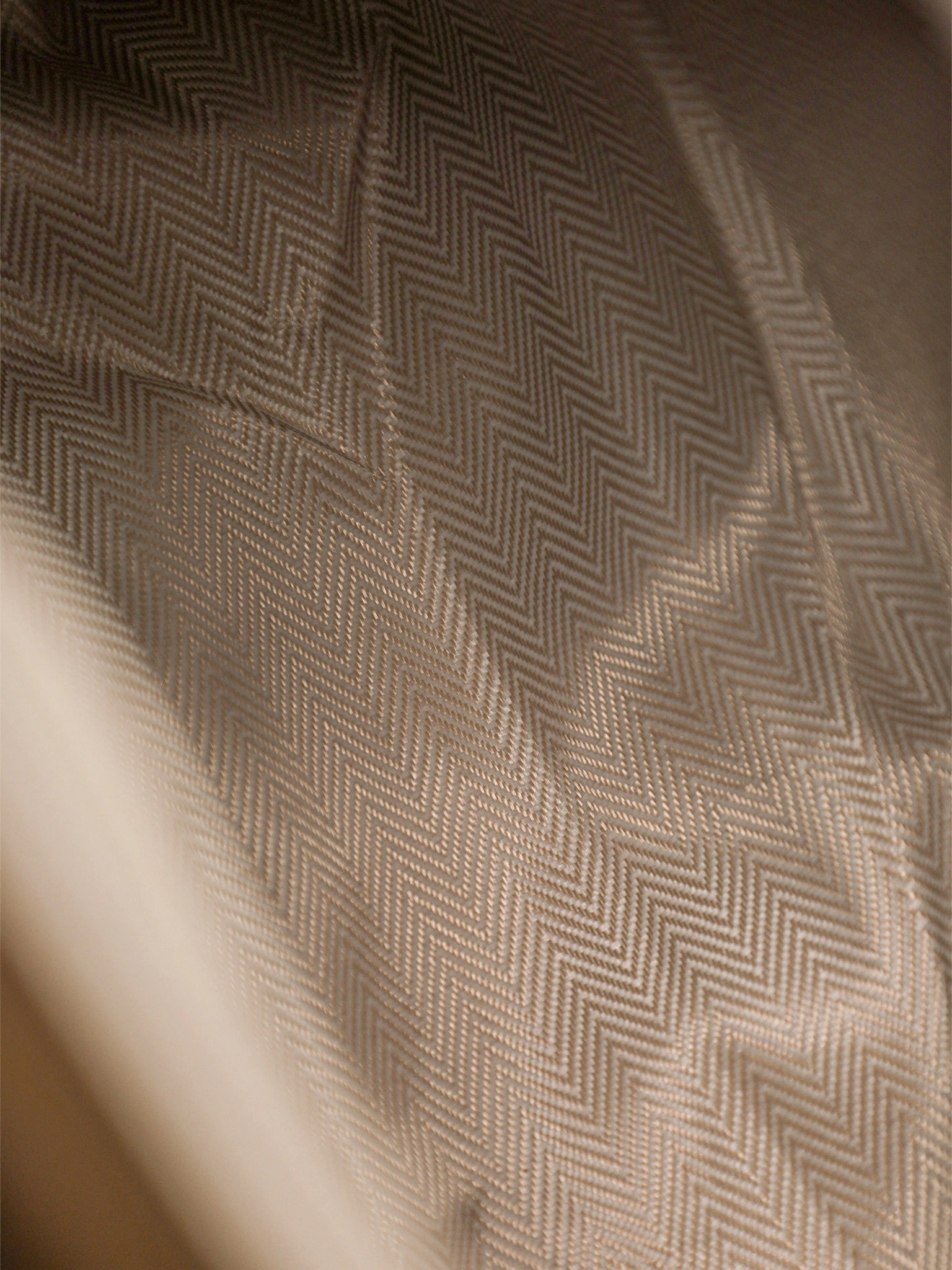 Сумка-тоут с декоративным брелком в ассортименте